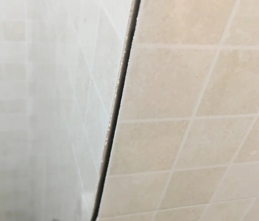 八公山瓷砖空鼓维修公司分享阳台瓷砖脱落的修复过程可以分为以下几个步骤