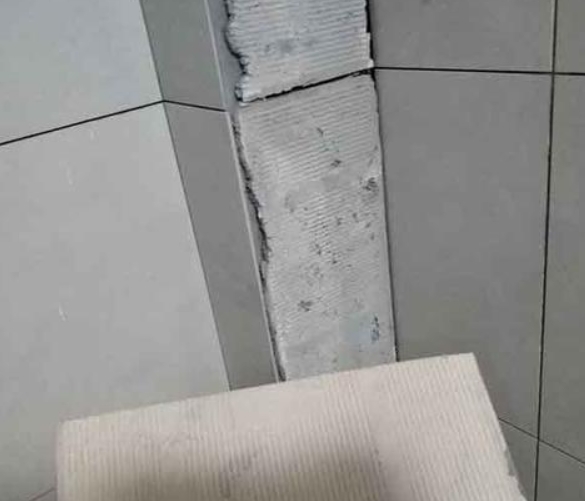 八公山瓷砖空鼓维修公司分享下厨房瓷砖脱落的补救措施。